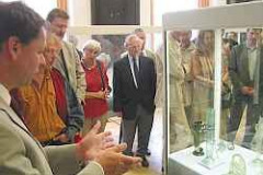 In der Glasausstellung im Lüneburger Rathaus mit Peter Steppuhn