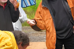 Joost Assendorp vergißt auf dem Gräberfeld in Boltersen die Welt und den Regen