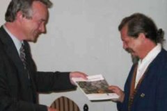 Dank des Vorsitzenden und eine druckfrische AiN 7 für den stellvertretenden Northeimer Landrat Johannes Klett-Drechsel