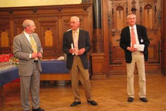 Empfang im Harburger Rathaus durch den Bezirksamtsleiter Harburg, Herrn Meinberg (links), und den ersten Kreisrat des Landkreises Harburg, Herrn Bordt