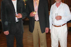 Erster Kreisrat Bordt mit "seinen" Archäologen, dem in den Ruhestand verabschiedeten Wulf Thieme M.A. (rechts) und seinem Nachfolger Dr. Jochen Brandt (links)