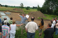Südlich der Siedlung, die beim Sandabbau dokumentiert worden ist, wird ein sächsisches Gräberfeld weiter untersucht