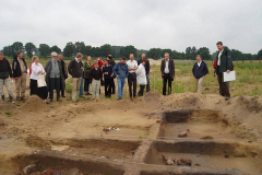 Kreisarchäologe Dr. Stefan Hesse erläutert die Befunde und Funde der Siedlung in Wittorf
