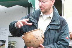 Kreisarchäologe Dr. Stefan Hesse erläutert die Befunde und Funde der Siedlung in Wittorf