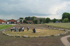 Die Rekonstruktion des Grabhügels mit Bildstein in Anderlingen war das letzte Ziel der Exkusion 2007 (Dank dem Förderverein und der Familie Brunkhorst für die herrliche Torte!)