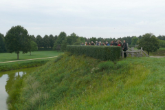 Alle Mann in Deckung hinter der falschen Hecke ...