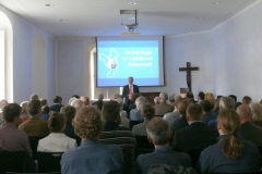 Ein herzliches Willkommen den Teilnehmern im gut gefüllten Saal