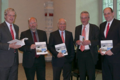 Überreichung der druckfrischen AiN 15 durch den Vorsitzenden an Julius von Ingelheim, Dr. Stefan Winghart, Dr. Wolf-Michael Schmid und Landrat Matthias Wunderling-Weilbier