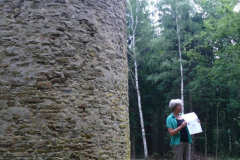 Erster Halt an der Helmstedter Landwehr mit Monika Bernatzky