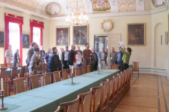 Sonja König führt durch den historischen Ständesaal