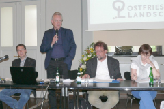 Der Vorstand am Beginn der Mitgliederversammlung in Erinnerung an Hans-Wilhelm-Heine