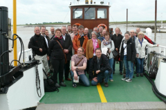 Dann geht es mit der Fähre von Petkum nach Ditzum über die Ems ins Rheiderland