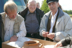 Beim Besuch der Grabung im Geestort Brinkum lernt Altmeister Karl-Heinz Brandt Muschelgrusware kennen
