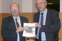 Als Dank der Archäologischen Kommission vom Vorsitzenden ein druckfrisches Exemplar der neuen "Archäologie in Niedersachsen" für den Präsidenten