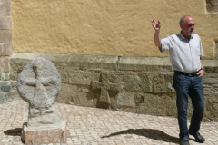 St. Alexandri in Eldagsen: Friedhelm Wulf erläutert die Ergebnisse der früheren Ausgrabungen und zeigt die Steinkreuze