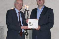 Als Dank der Archäologischen Kommission für den herzlichen Empfang vom Vorsitzenden ein druckfrisches Exemplar der neuen "Archäologie in Niedersachsen" für den Oberbürgermeister, Dr. Oliver Junk.