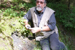 Im Brunnenbachtal zeigte der Experte "Fiddi" Linke Relikte der Bewässerungssysteme und fand prompt eine neue Schlackenhalde