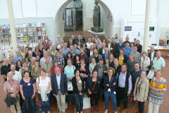 Tagungsteilnehmer im Foyer des Museums