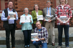 Das Redaktionsteam der AiN präsentiert stolz den druckfrischen Band 20 (v. l.: Michael Geschwinde, Schriftleiterin Betty Arndt, Sonja König, Immo Heske, Bernd Habermann, vorn: Jan Kegler)