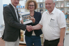 Dank des Vorsitzenden (li.) an die Museumsdirektorin Heike Pöppelmann und den Vorstand des Vereins Freunde der Archäologie im Braunschweiger Land, Joachim Block - die Freunde richteten den herzlichen Empfang aus