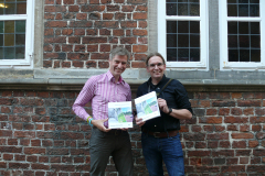 Das neue Redaktionsteam der Archäologie in Niedersachsen, Immo Heske und Jan Kegler, präsentiert den aktuellen Band 22