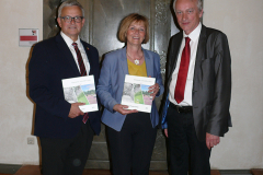 Übergabe der aktuellen Archäologie in Niedersachsen an Landrat Michael Roesberg und Bürgermeisterin Silvia Nieber durch den Vorsitzenden der AK, R. Bärenfänger