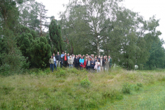 Gruppenbild zwischen den Goldbecker Grabhügeln