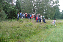 Gruppenbild zwischen den Goldbecker Grabhügeln. Ein Teil der Gruppe eilt schon zum nächsten Ziel.