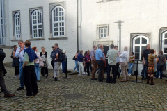 Pausengespräche im Schlosshof