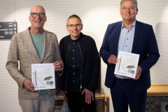 Der Vorsitzende der AK mit den Gastgebern der Tagung bei der traditionellen Übergabe der aktuellen AiN: Erster Stadtrat der Stadt Osnabrück Wolfgang Beckermann (links) und Kreisrat des Landkreises Osnabrück Matthias Selle (rechts)