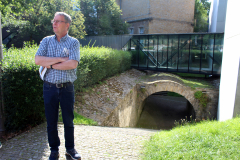 Axel Friederichs vor einer der Ravelins der Stadtbefestigung