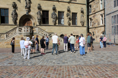 Vor dem historischen Rathaus der Stadt Osnabrück