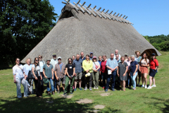 Gruppenbild vor dem Haupthaus im Freilichtmuseum Eisenzeithaus Venne