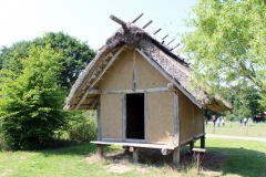 Nachbau eines eisenzeitlichen Speichers im Freilichtmuseum Eisenzeithaus Venne